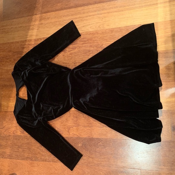 Lulus Dresses & Skirts - Lulu’s black velvet dress with open back
